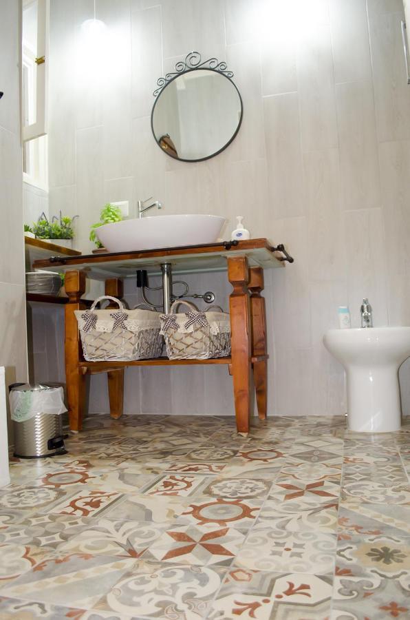 Ingrosso House Bed & Breakfast Lecce Bagian luar foto